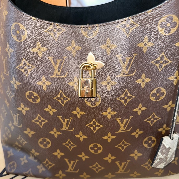 Louis Vuitton Carmel Hobo Bag - Picture 2 of 5